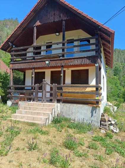 Casă cu 3 camere în Pietroasa