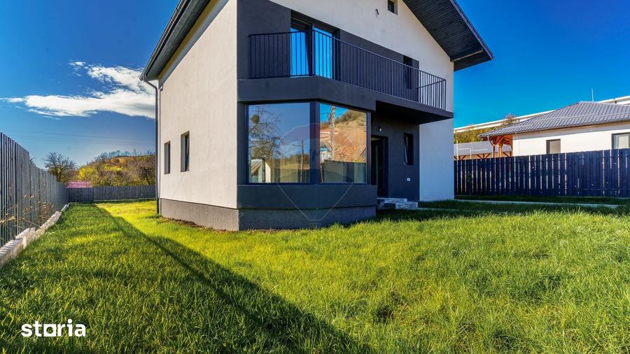 Casă cu 5 camere cu Teren 700 Mp în Sânpaul