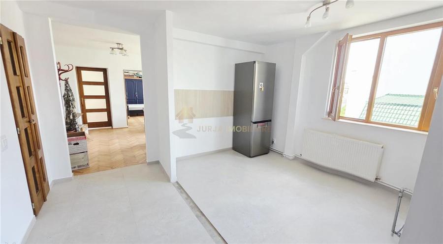 Apartament cu 3 camere semidecomandat, mobilat în Andrei Mureșanu