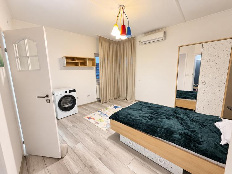 Apartament cu 4 camere semidecomandat în Universitate