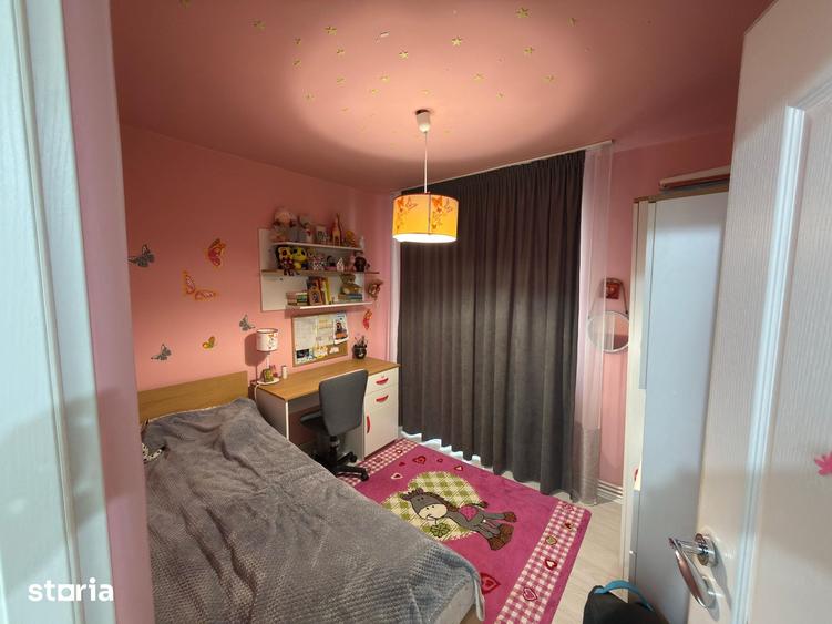 Apartament cu 4 camere decomandat în Periferie