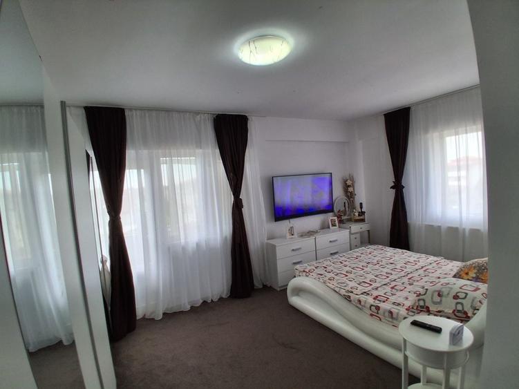 Apartament cu 3 camere decomandat în 1 Decembrie