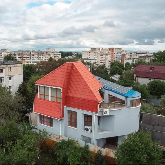 Casă cu 8 camere cu Teren 776 Mp în Central