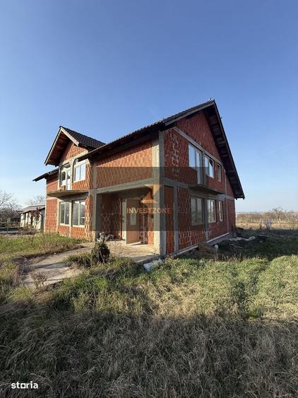 Casă cu 4 camere în Rontău