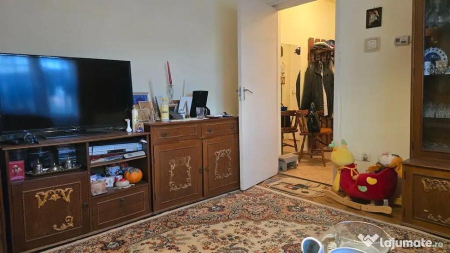 Apartament cu 4 camere semidecomandat în Gojdu
