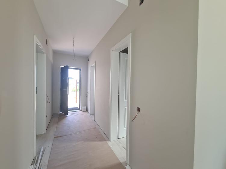 Casă individuală cu 4 camere cu Teren 300 Mp în Odăi