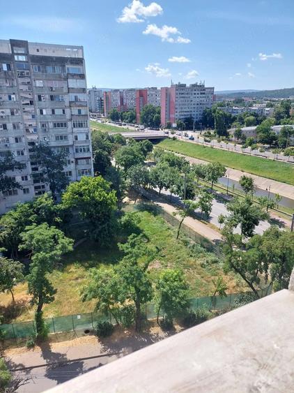 Apartament cu 3 camere semidecomandat în Palat