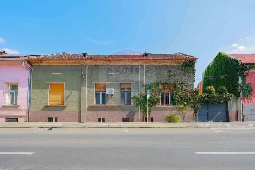 Apartament cu 4 camere semidecomandat în Central