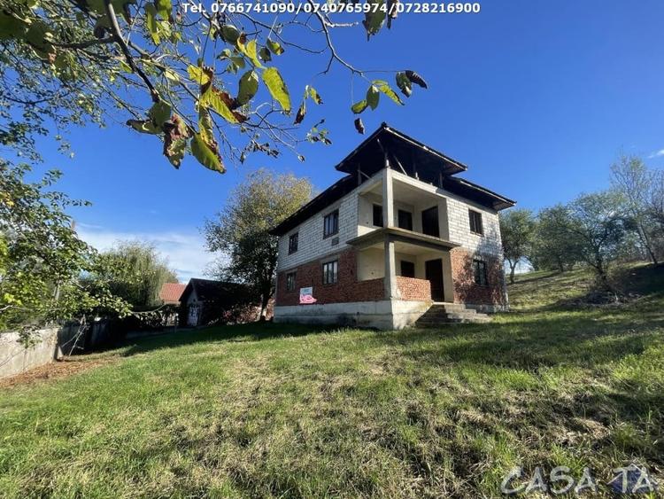 Casă individuală cu 5 camere cu Teren 3054 Mp în Urechești