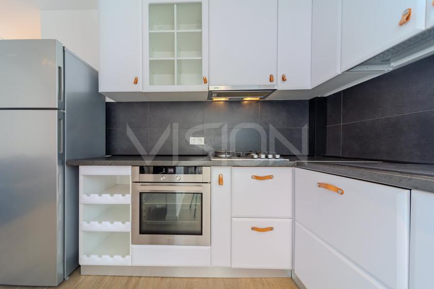 Apartament cu 3 camere semidecomandat în Între Lacuri