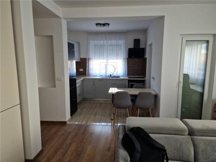Apartament cu 3 camere decomandat, mobilat în Dumbrăvița