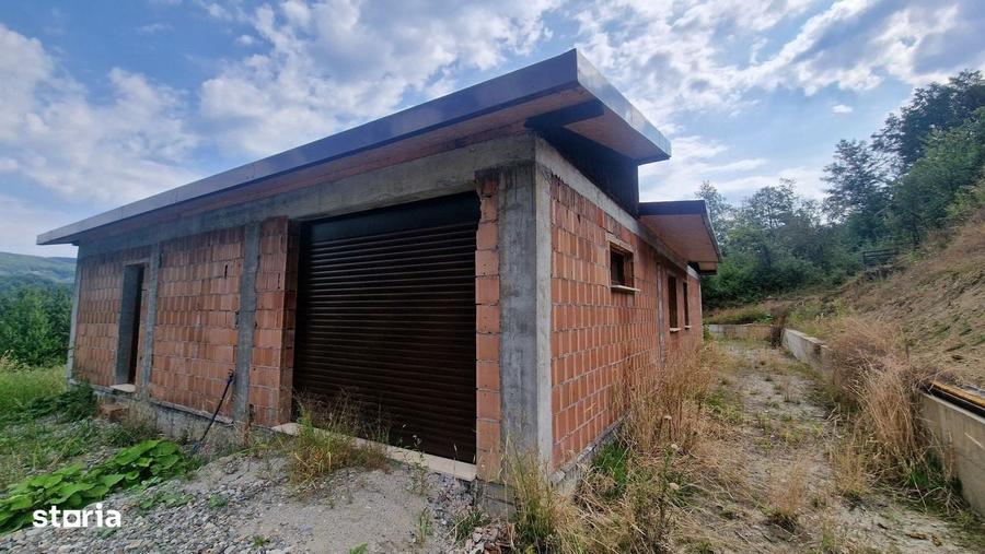 Casă cu 4 camere în Vlădești