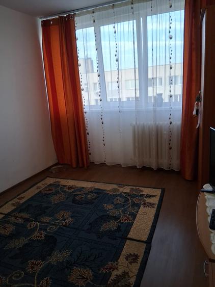 Apartament cu 4 camere semidecomandat în Drumul Taberei