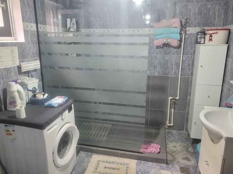 Casă individuală cu 5 camere cu Canalizare în Tuzla