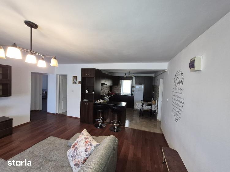 Apartament cu 4 camere decomandat în Bârnova