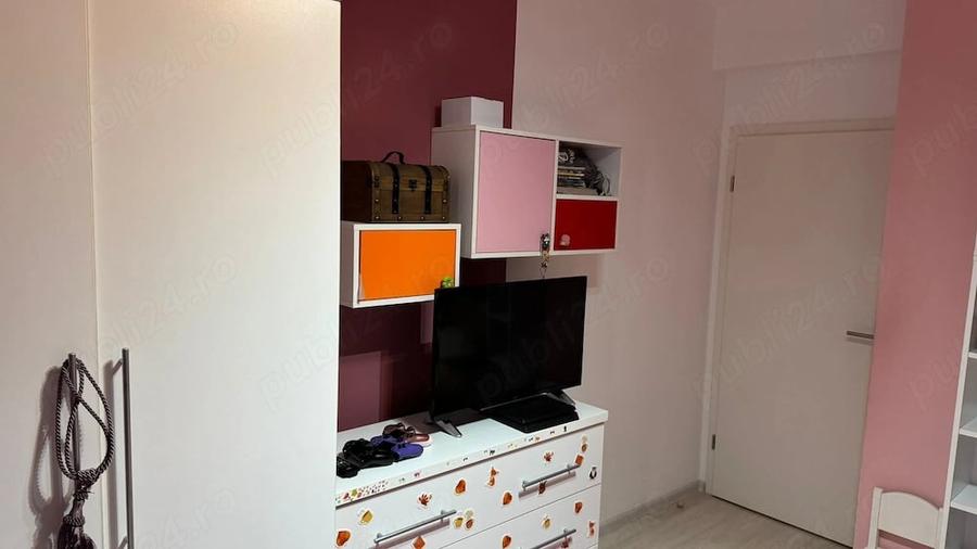 Apartament cu 3 camere decomandat în Tractorul