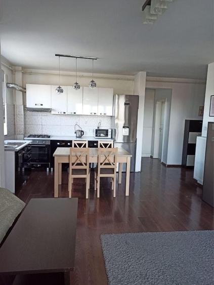 Apartament cu 3 camere semidecomandat în Central