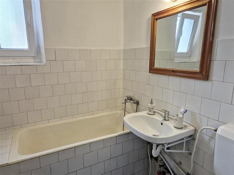 Apartament cu 3 camere semidecomandat în Tătărași