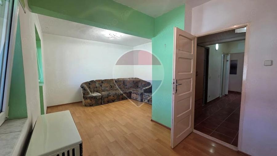 Apartament cu 4 camere decomandat în Vitrometan