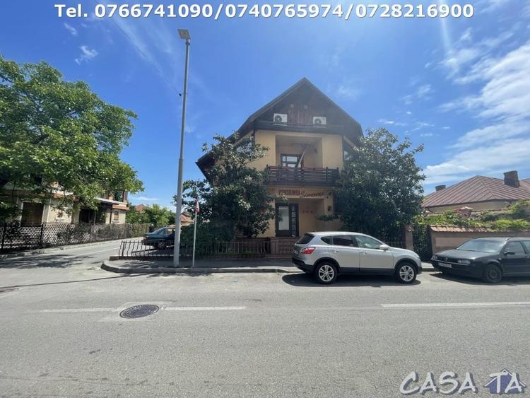 Casă individuală cu 8 camere cu Canalizare în Central