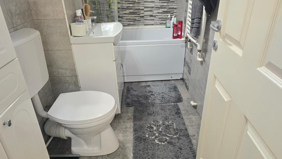 Apartament cu 2 camere semidecomandat în Piața Centrală