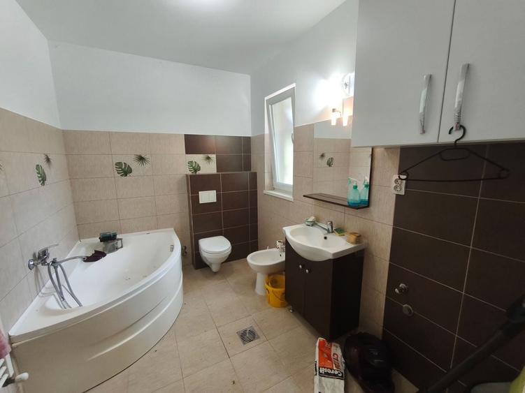 Duplex cu 7 camere cu Canalizare în Chișoda