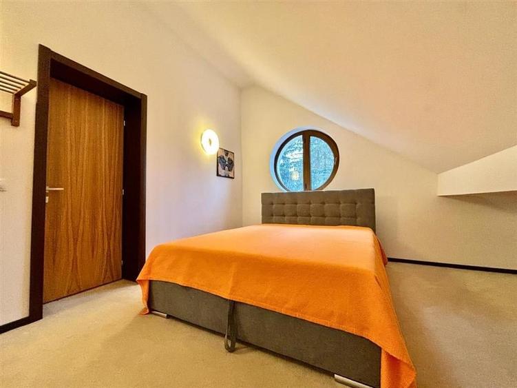 Casă individuală cu 9 camere cu Canalizare în Cioplea