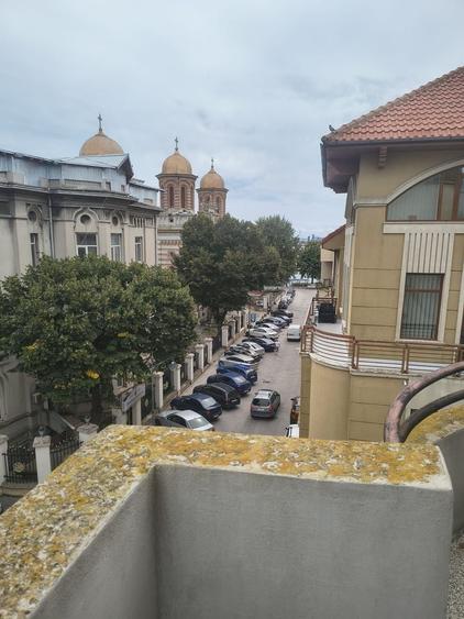Apartament cu 4 camere semidecomandat în Cazino