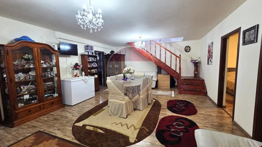 Casă cu 7 camere cu Teren 1400 Mp în Văleni