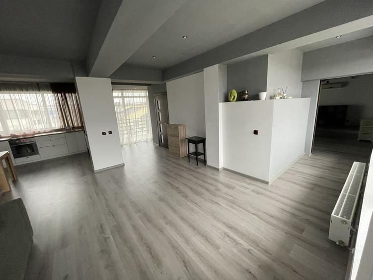 Apartament cu 3 camere decomandat în Cârcea