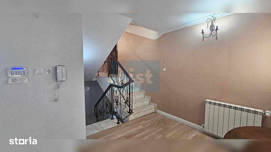 Casă cu 5 camere cu Teren 2400 Mp în Central