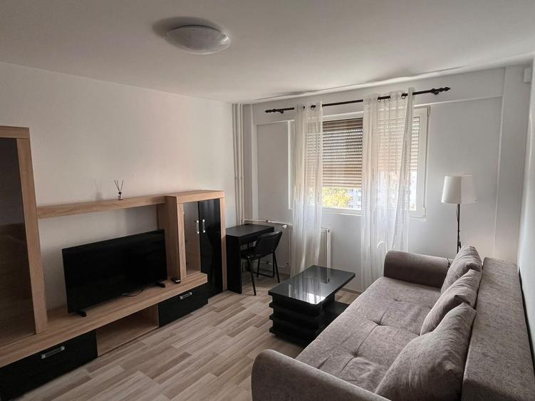 Apartament cu 2 camere semidecomandat, mobilat în P-ța Victoriei