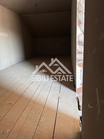 Duplex cu 4 camere cu Canalizare în Mohu
