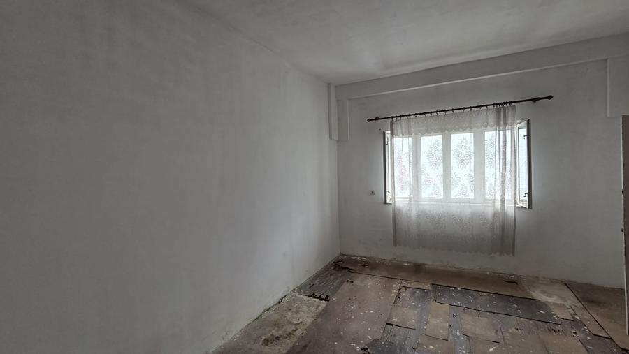 Casă individuală cu 4 camere cu Canalizare în Vest