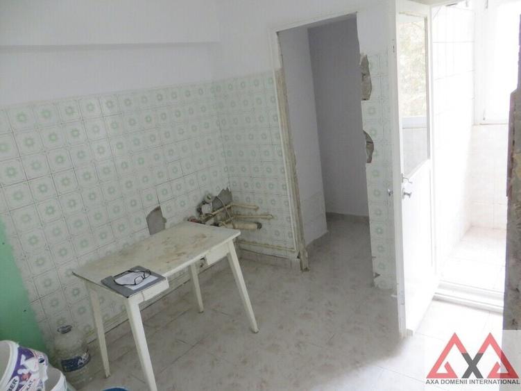 Apartament cu 4 camere decomandat în Iancului