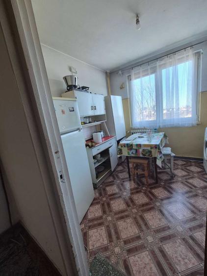 Apartament cu 3 camere semidecomandat în Colentina