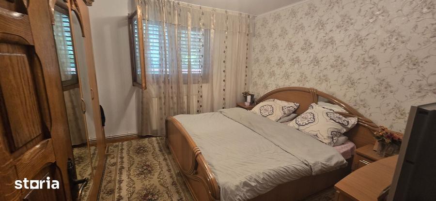 Casă cu 9 camere cu Teren 907 Mp în Central