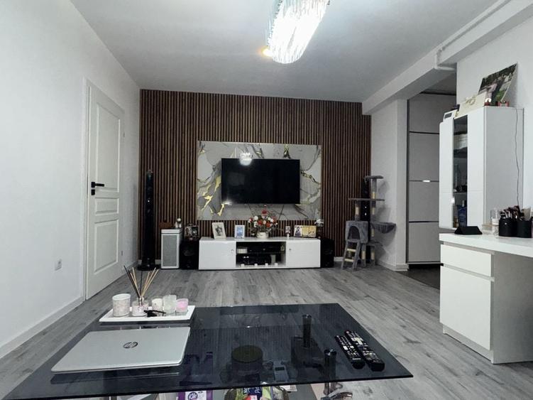 Apartament cu 3 camere decomandat, mobilat în Central