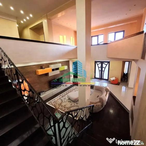 Casă cu 7 camere cu Teren 953 Mp în Central