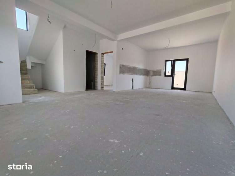 Casă cu 5 camere cu Teren 200 Mp în Lumina