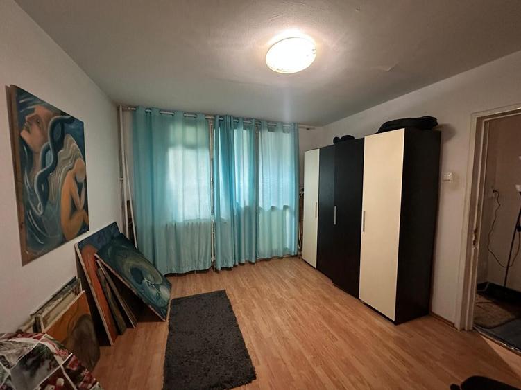 Apartament cu 3 camere decomandat în Drumul Taberei