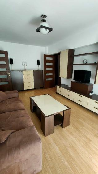 Apartament cu 3 camere semidecomandat în Tineretului