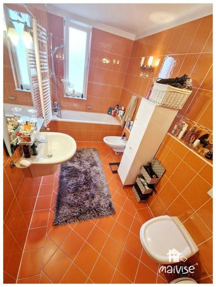 Casă individuală cu 10 camere cu Canalizare în Central