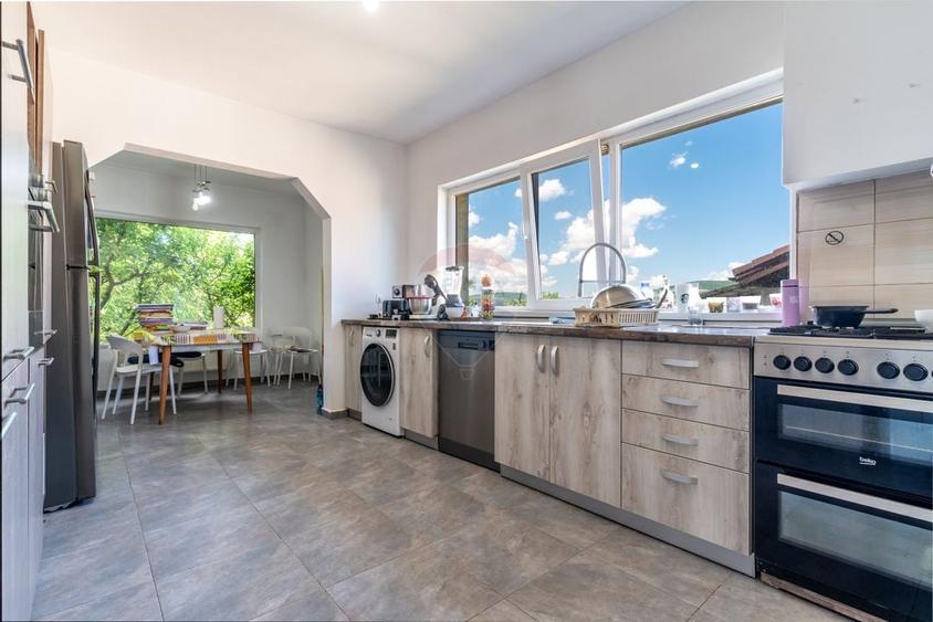 Casă individuală cu 7 camere cu Teren 657 Mp în Central