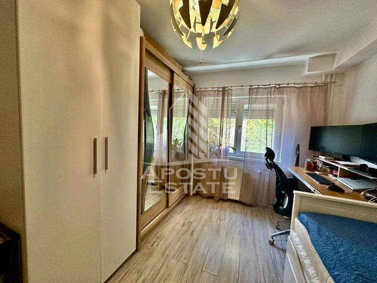 Apartament cu 3 camere semidecomandat, mobilat în Soarelui