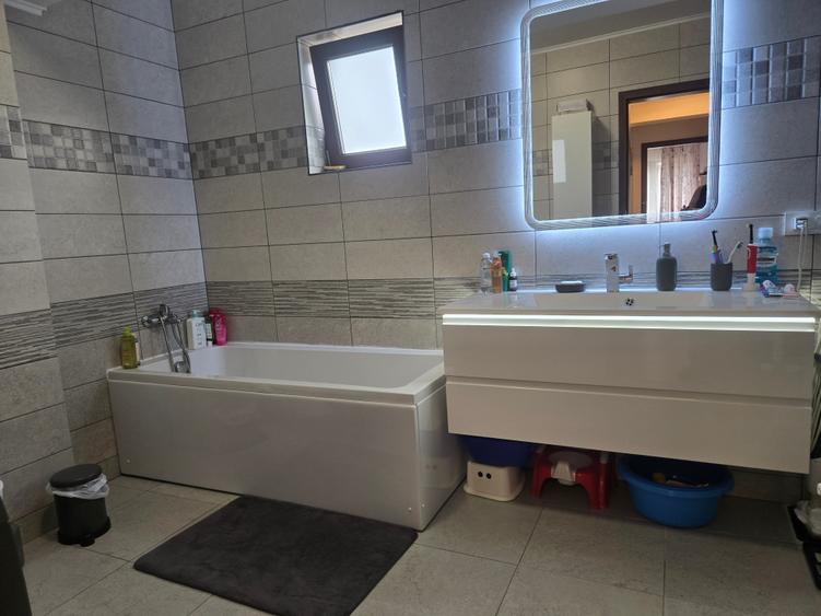 Casă cu 5 camere cu Canalizare în Sud