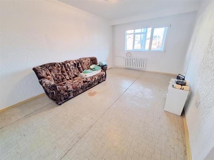 Apartament cu 3 camere decomandat în Narcisa
