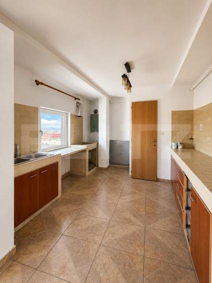 Apartament cu 4 camere decomandat în Central