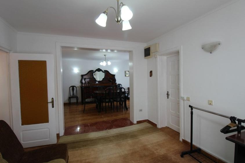 Casă cu 9 camere cu Garaj în Ciolpani