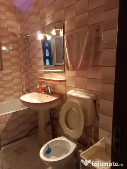 Apartament cu 3 camere semidecomandat în Central